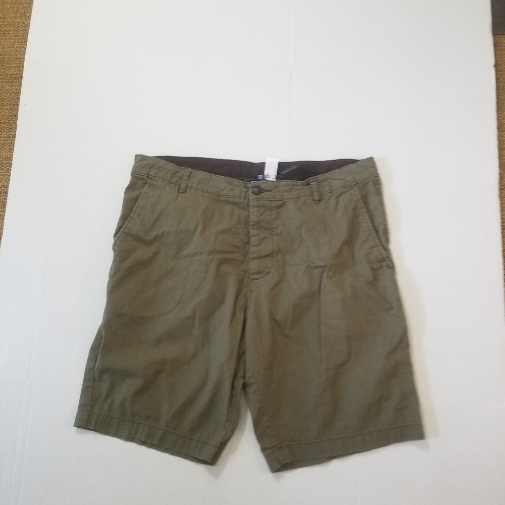 Mens green shorts, 3 pockets
